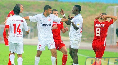 נסאר מנסה להפריד בין שחקני הקבוצות. תמצית למחצית הראשונה (משה חרמון) נסאר מנסה להפריד בין שחקני הקבוצות. תמצית למחצית הראשונה (משה חרמון)