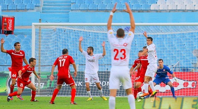 שחקני ב&qout;ש מנסים לסחוט פנדל (משה חרמון) שחקני ב&qout;ש מנסים לסחוט פנדל (משה חרמון)