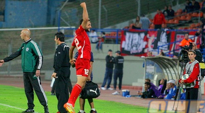 רן יצחק חוגג מול האוהדים (משה חרמון) רן יצחק חוגג מול האוהדים (משה חרמון)