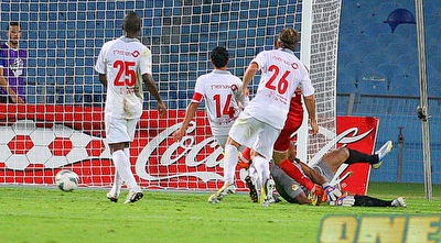 רן יצחק כובש מול ההגנה המבולבלת של ב&qout;ש (משה חרמון) רן יצחק כובש מול ההגנה המבולבלת של ב&qout;ש (משה חרמון)