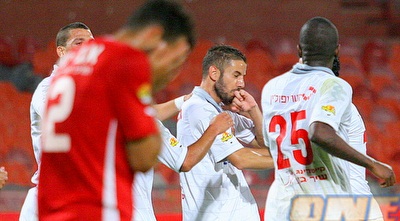 דובב גבאי חוגג את השער (משה חרמון) דובב גבאי חוגג את השער (משה חרמון)