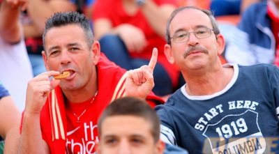 אוהד אוכל עוגיית יין לפסח ביציע (משה חרמון) אוהד אוכל עוגיית יין לפסח ביציע (משה חרמון)