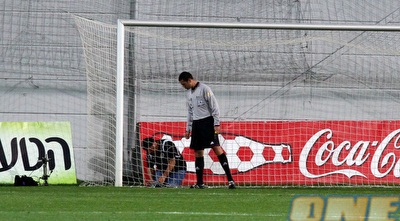 מתקנים את החור ברשת. איחור קל בפתיחת המשחק (שי לוי)