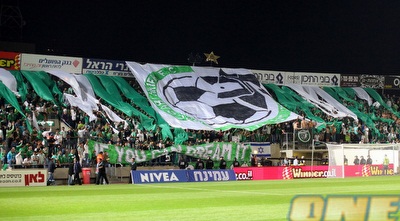 אוהדי חיפה במפגן עידוד מרשים שלא עזר לקבוצה לכבוש (יוסי ציפקיס) אוהדי חיפה במפגן עידוד מרשים שלא עזר לקבוצה לכבוש (יוסי ציפקיס)