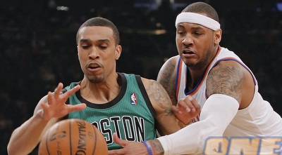 כרמלו אנתוני חוטף לקורטני לי (רויטרס) כרמלו אנתוני חוטף לקורטני לי (רויטרס)