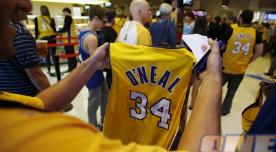 הגופיה של שאקיל עושה קאמבק לסטייפלס סנטר (רויטרס)