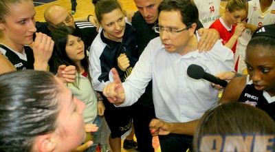 עדן ענבר והחניכות בסיום. הוריד אותן לקרקע (משה חרמון)