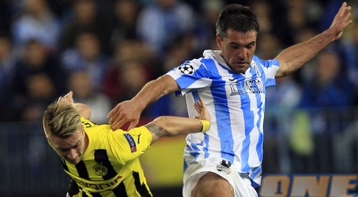 ז´רמי טולאלאן מנסה לנער את מרקו רויס (רויטרס)