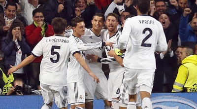 שחקני ריאל חוגגים. רגל וחצי בשלב הבא (רויטרס)