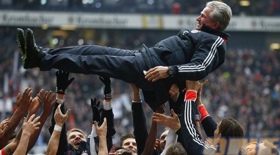 שחקני באיירן מינכן מניפים את יופ היינקס (רויטרס) שחקני באיירן מינכן מניפים את יופ היינקס (רויטרס)