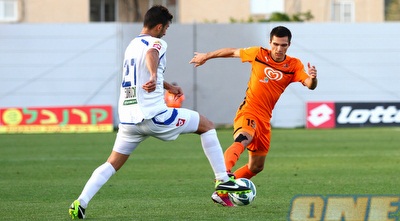 ננאד מרינקוביץ´ מנסה לעבור את משה אבוטבול (שי לוי) ננאד מרינקוביץ´ מנסה לעבור את משה אבוטבול (שי לוי)