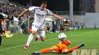 איציק עזוז על הרצפה מול הוגו לופס (שי לוי) איציק עזוז על הרצפה מול הוגו לופס (שי לוי)