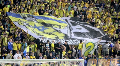 אוהדי מכבי ת&qout;א עם הדגל (יניב גונן)