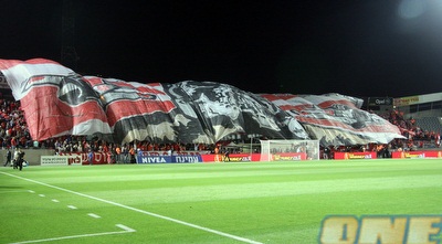 התפאורה של אוהדי הפועל (יניב גונן)