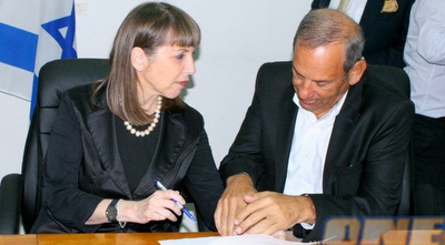 שמואל פרנקל עם לימור לבנת. &qout;בעלי הקבוצות משלמים 400 אלף ש&qout;ח&qout; (משה חרמון) שמואל פרנקל עם לימור לבנת. &qout;בעלי הקבוצות משלמים 400 אלף ש&qout;ח&qout; (משה חרמון)