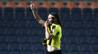 דריו פרננדס מנשק את הסמל. ימשיך בקבוצה? (יניב גונן) דריו פרננדס מנשק את הסמל. ימשיך בקבוצה? (יניב גונן)