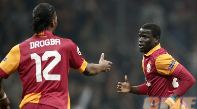 דרוגבה מברך את אבואה לאחר השער (רויטרס)