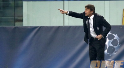 אנטוניו קונטה מחלק הוראות (רויטרס)