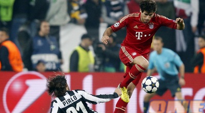 אנדראה פירלו גולש לרגלי חאבי מרטינס (רויטרס)