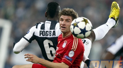 תומאס מולר ופול פוגבה מחפשים את הכדור (רויטרס)