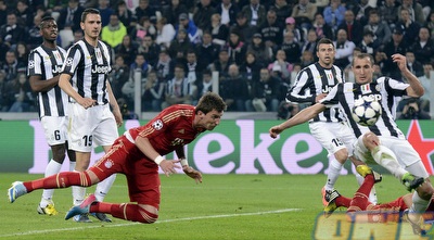 מריו מנדזוקיץ´ משגר את הכדור לרשת (רויטרס)