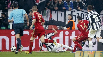 קלאודיו פיזארו כובש את השער השני (רויטרס)