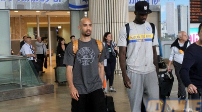 שון ג&acute;יימס ודייויד לוגאן (חגי ניזרי)