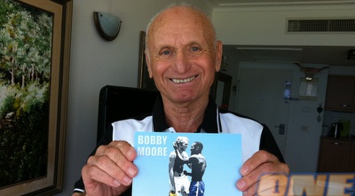 קליין עם כרזת המשחק (ONE)