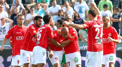 שחקני הפועל חוגגים יתרון (שי לוי) שחקני הפועל חוגגים יתרון (שי לוי)