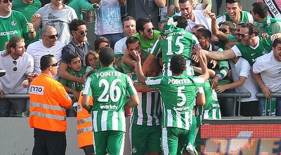 שחקני מכבי חיפה חוגגים מהפך עם הקהל (שי לוי) שחקני מכבי חיפה חוגגים מהפך עם הקהל (שי לוי)