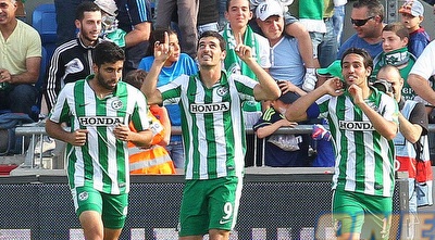 אזולאי חוגג מהפך (שי לוי) אזולאי חוגג מהפך (שי לוי)