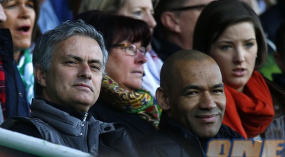 מוריניו צופה בדורטמונד (רויטרס) מוריניו צופה בדורטמונד (רויטרס)