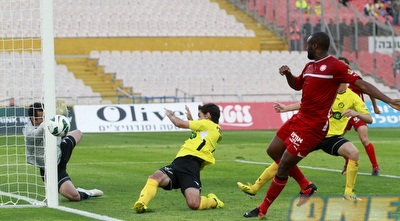 אוננגה בועט לקורה (יוסי ציפקיס)