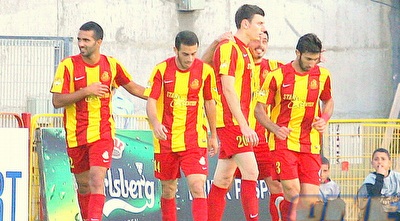 מיקי סירושטיין חוגג עם חבריו. מתאושש (משה חרמון)