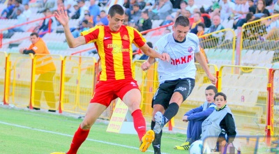 ניר ביטון מנסה להרחיק (משה חרמון)