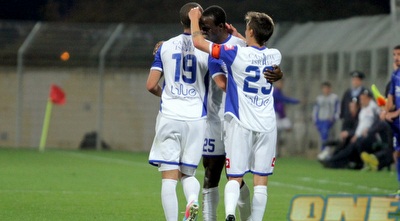 מאוולי חוגג עם חבריו. שמחת עניים (יניב גונן)