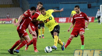 מוגרבי בין שלושה שחקני ר&qout;ג (יוסי ציפקיס)