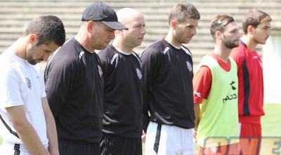 ניר קלינגר והצוות המקצועי מכבדים את זכרון הנופלים (עמית מצפה)