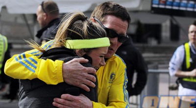 הספורטאים המבוהלים לאחר הפיצוצים (רויטרס)