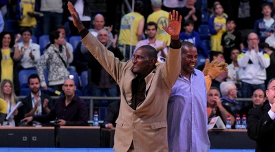 ארל וויליאמס ואולסי פרי מקבלים כבוד לפני המשחק (שי לוי)