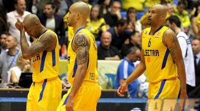 סמית´, לוגאן והיקמן חסרי אונים (שי לוי) סמית´, לוגאן והיקמן חסרי אונים (שי לוי)