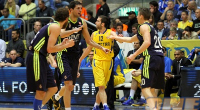 שחקני ריאל חוגגים, אוחיון ברקע (שי לוי) שחקני ריאל חוגגים, אוחיון ברקע (שי לוי)