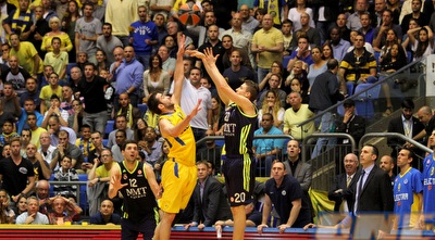 אוחיון חוסם את ג´ייסי קארול (שי לוי)