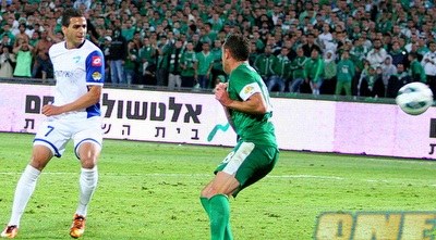 הכדור של עאבד בדרך לרשת (משה חרמון)