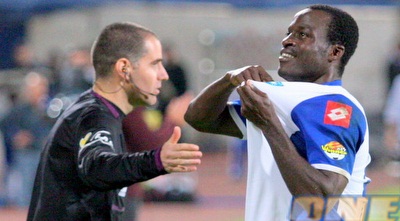 מאוולי מצביע על הסמל של ק&qout;ש (משה חרמון)