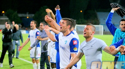 שחקני ק&qout;ש מודים לקהל שהגיע לעודד אותם (משה חרמון)