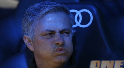 ז´וזה מוריניו עם פרצוף חמוץ מול בטיס (רויטרס)