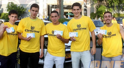 אוהדי מכבי ת&qout;א חמושים בחולצות האליפות (חגי ניזרי) אוהדי מכבי ת&qout;א חמושים בחולצות האליפות (חגי ניזרי)