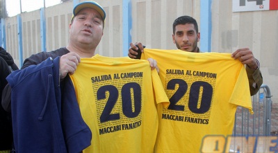 אוהדי מכבי ת&qout;א עם חולצות האליפות (חגי ניזרי) אוהדי מכבי ת&qout;א עם חולצות האליפות (חגי ניזרי)