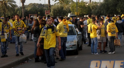 אוהדי מכבי ת&qout;א מחוץ לאצטדיון, לפני המשחק (חגי ניזרי) אוהדי מכבי ת&qout;א מחוץ לאצטדיון, לפני המשחק (חגי ניזרי)